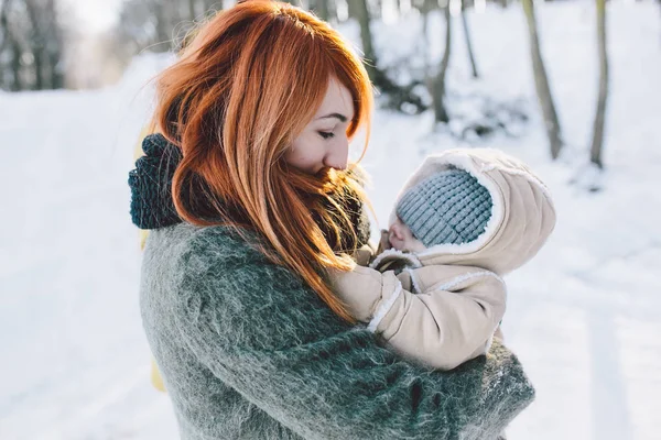 공원에 있는 엄마와 아기 — 스톡 사진