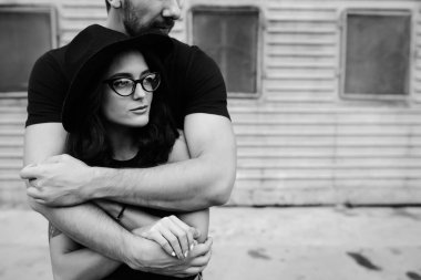 adam kız arkadaşı arkadan sarılma