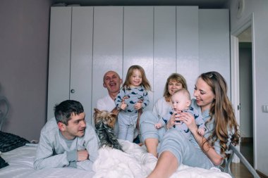 Aile yatak odasında oyun oynuyor.