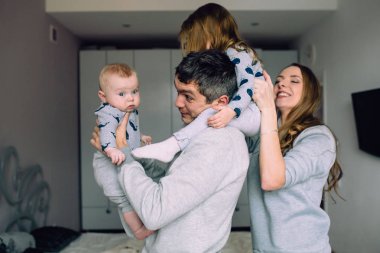 Aile yatak odasında oyun oynuyor.