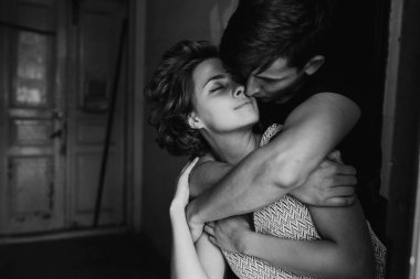 Kapının önünde poz veren çift.