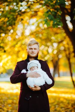 Babam ve yeni doğan oğlu sonbahar Park