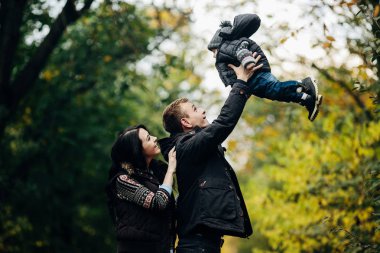 Genç aile ve sonbahar Park yeni doğan oğlu