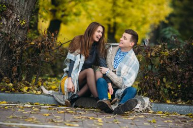 Sonbahar sezonunda parkta genç bir çift