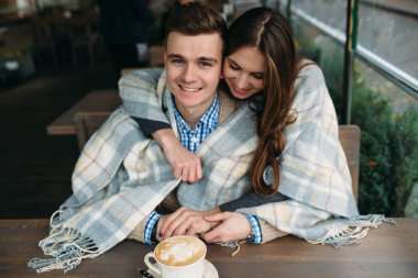 Kaldırımdaki kafede oturan çift.