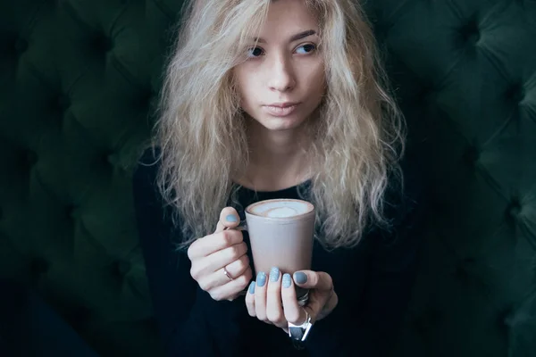 Woman holding a coffee mug — Stock Photo, Image