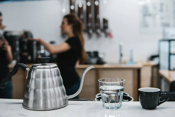 Чашка кофе рядом со стаканом воды и чаем — стоковое фото
