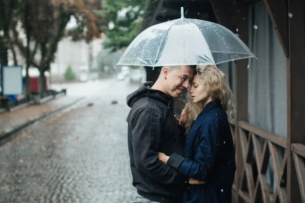 Casal na rua com guarda-chuva — Fotografia de Stock