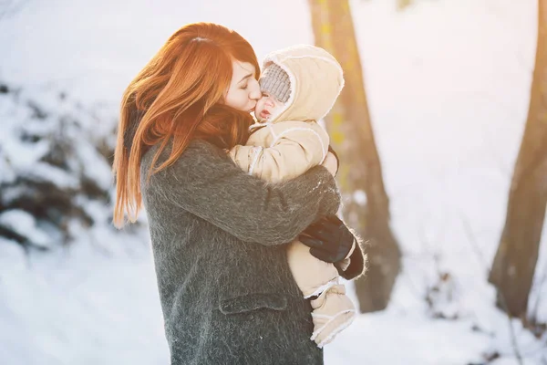 Mãe e bebê no parque — Fotografia de Stock