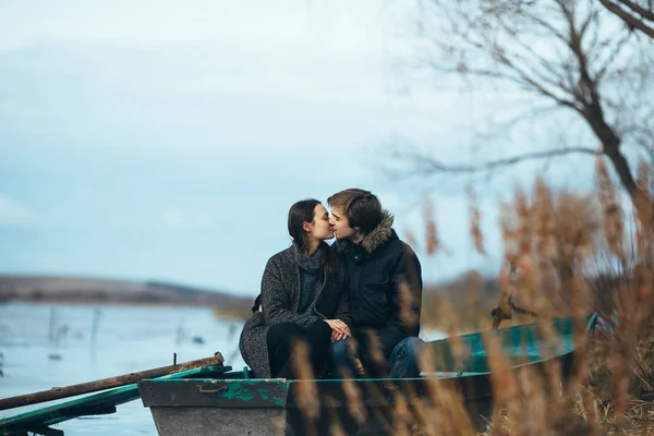 Young beautiful couple on the ice of a frozen lake — Stock Photo, Image