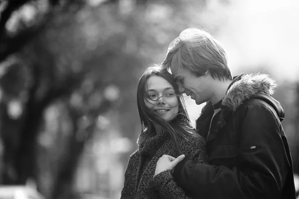 Jeune couple posant pour la caméra — Photo