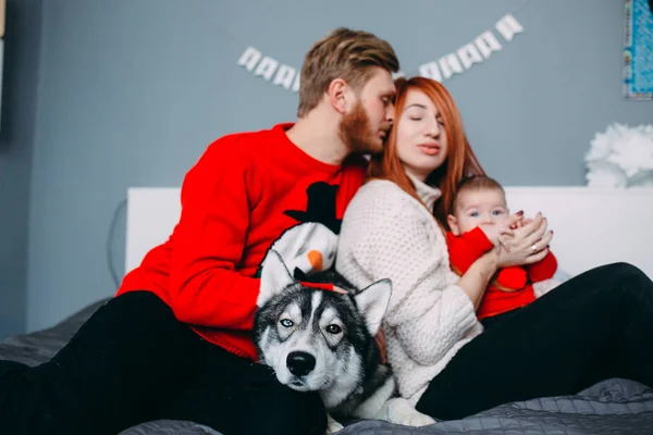 Šťastná rodina s novorozené dítě na posteli — Stock fotografie