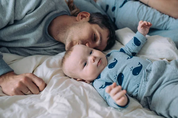 Papa mit Baby auf dem Bett — Stockfoto