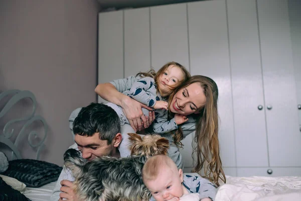 Rodina si hraje na posteli v ložnici — Stock fotografie