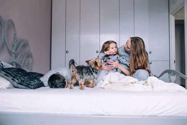 Mamma, Pappa och barn på sängen — Stockfoto