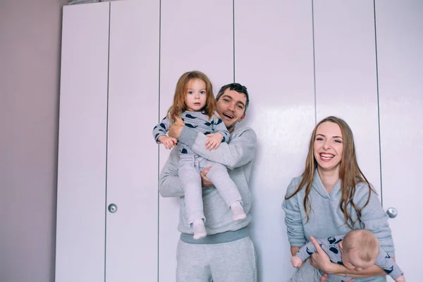 Papá, hija, mamá y bebé — Foto de Stock