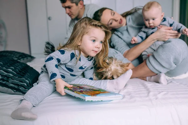 Familia jugando en la cama en el dormitorio —  Fotos de Stock