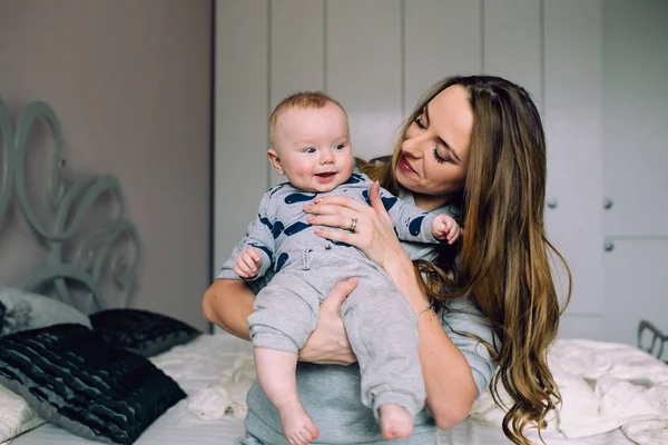 Mother and baby daughter together — Stock Photo, Image