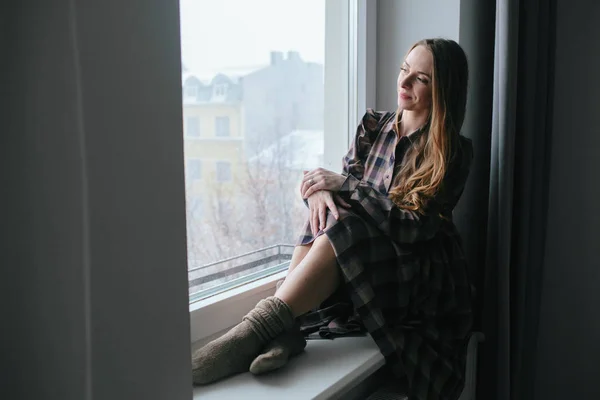 Junge Frau am Fenster — Stockfoto