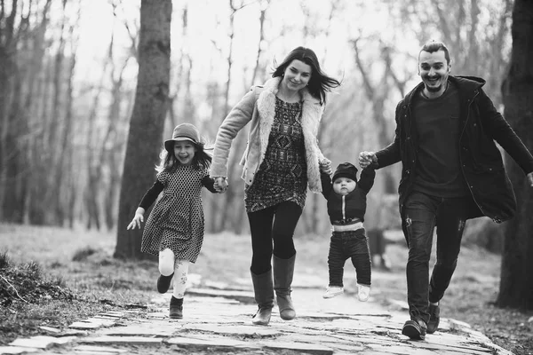 Famille heureuse marchant dans le parc d'automne — Photo
