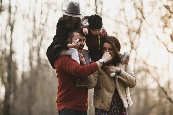 Bonne famille dans le parc d'automne — Photo