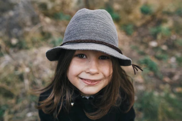 Menina em um casaco preto e chapéu — Fotografia de Stock