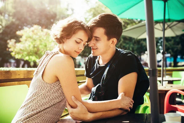 Pareja sentada en un café afuera —  Fotos de Stock