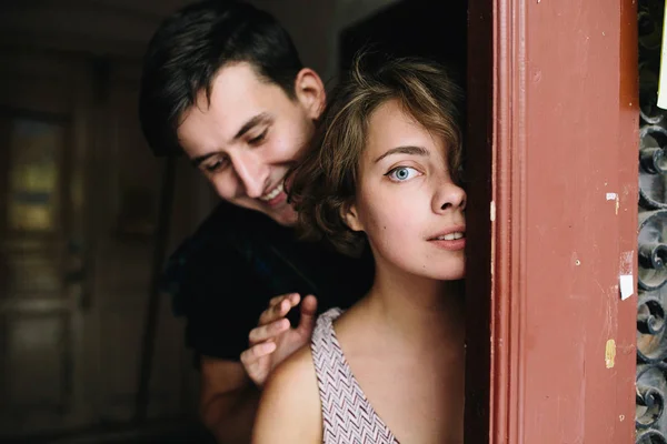 Пара позує у дверному отворі — стокове фото
