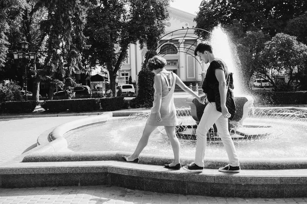 Beautiful young couple at the fountain — Stock Photo, Image