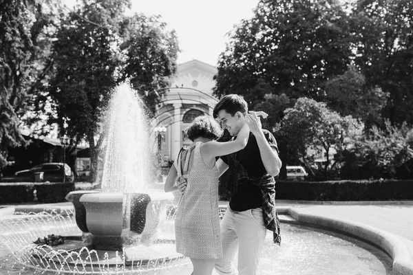 Mooi jong paar bij de fontein — Stockfoto