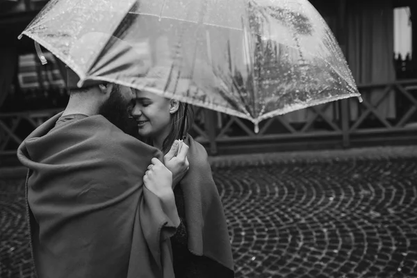 Guy et fille sous un parapluie — Photo