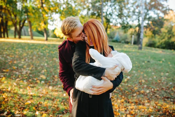 Jeune famille et fils nouveau-né dans le parc d'automne — Photo