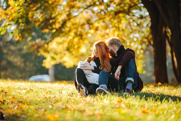 Genç aile ve sonbahar Park yeni doğan oğlu — Stok fotoğraf