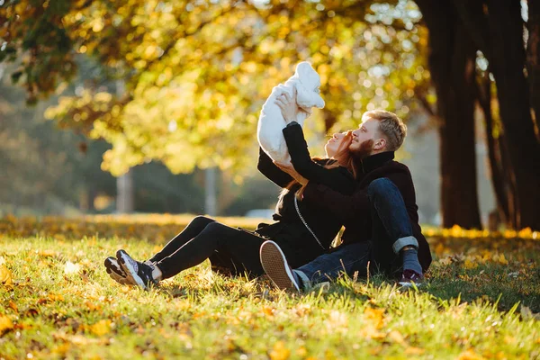 Junge Familie mit neugeborenem Sohn im Herbstpark — Stockfoto