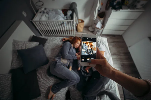 Mutter, Vater und Baby auf dem Bett — Stockfoto