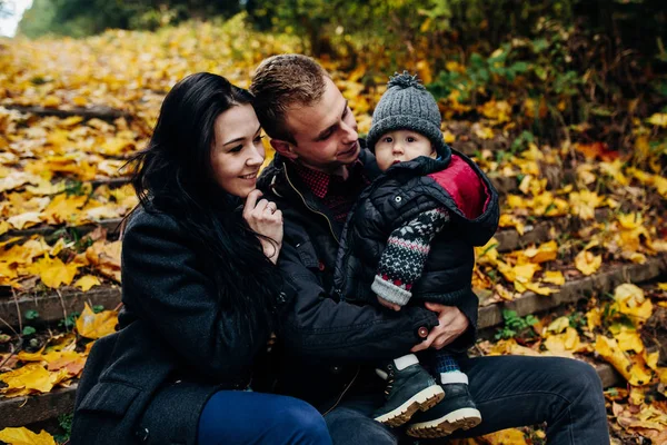 Giovane famiglia e neonato nel parco autunnale — Foto Stock