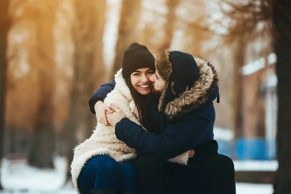 Homme et femme posant pour la caméra — Photo