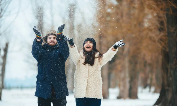 Niño y niña jugando con la nieve —  Fotos de Stock