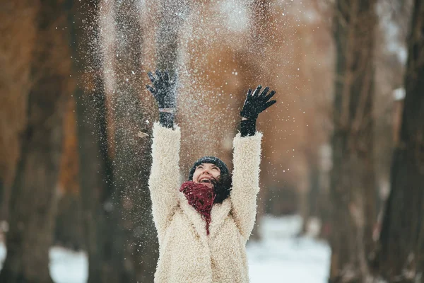 Beautiful young girl posing on camera — Stock Photo, Image