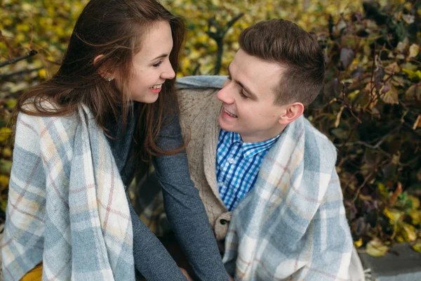 Pareja joven en el parque en temporada de otoño — Foto de Stock