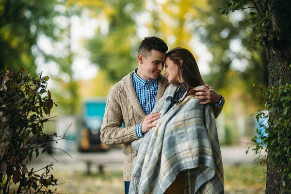 美丽的一对情侣在秋天的公园 — 图库照片