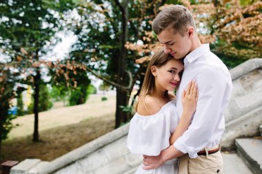 Parkta poz veren çift