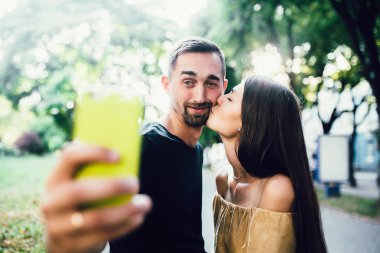 Güzel genç çift selfie yapar