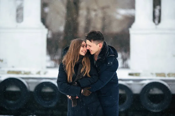 Парень обнимает свою девушку сзади — стоковое фото