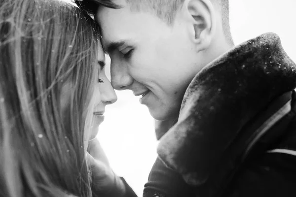 Casal posando em um parque nevado — Fotografia de Stock