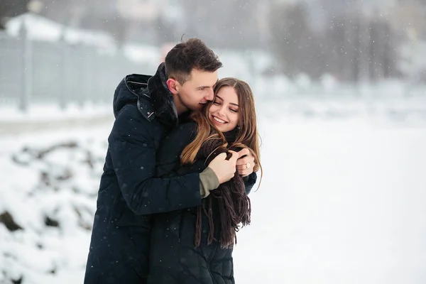 在一个下雪的公园构成的夫妇 — 图库照片