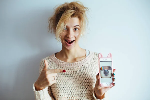 Hermosa chica mostrando un teléfono inteligente —  Fotos de Stock