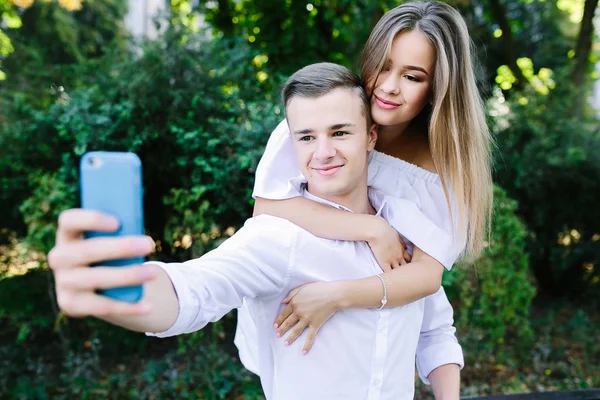 Krásný mladý pár je selfie — Stock fotografie