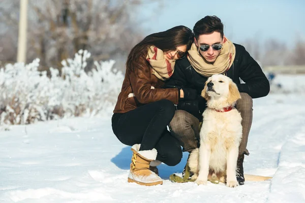 Junges Paar vergnügt sich im Winterpark — Stockfoto