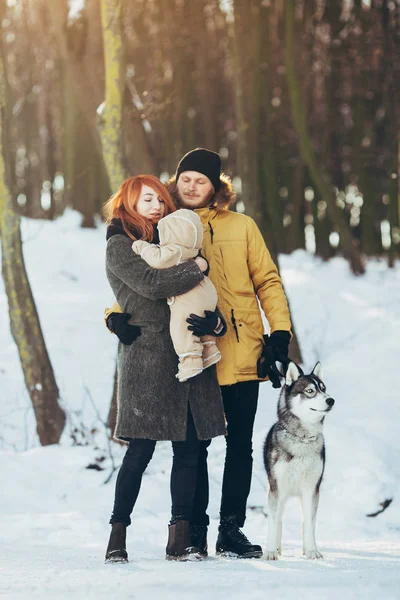 Tatínek a maminka a miminko v parku — Stock fotografie